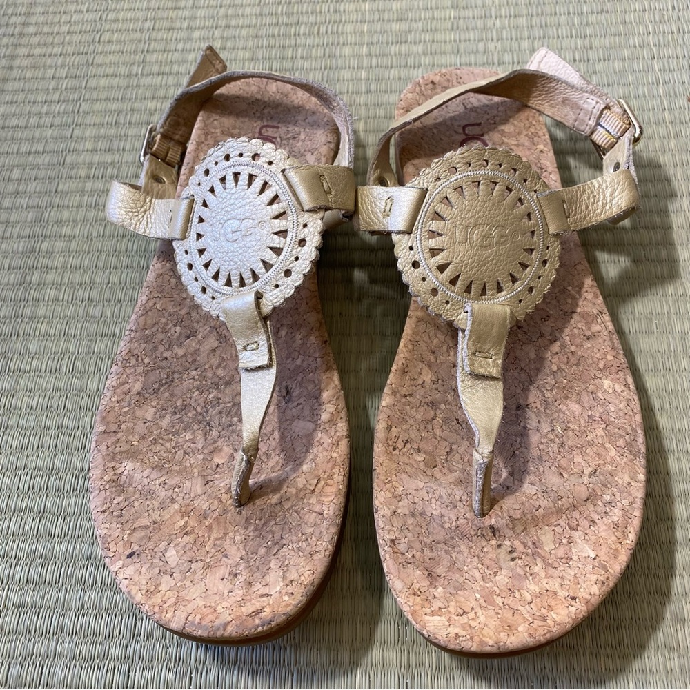 UGG Australia Ayden ll T Strap Gold Leather Medallion Thong Sandals 6.5